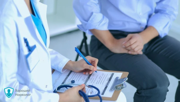 Врач м пациентом смотрят результаты Врач м пациентом смотрят результаты