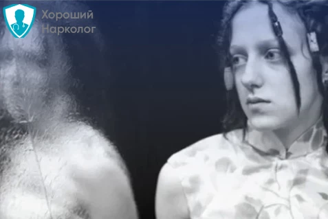 Девушка смотрит в отражение