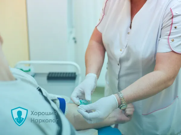 Врач ставит капельницу
